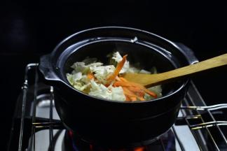 然后加入白菜和胡萝卜丝炒匀