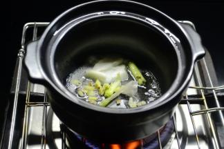 小碗煲加少许的油放入姜末和葱白爆香