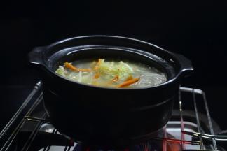 加入泡软的红薯粉丝和适量的水、生抽、烧开后转小火煲几分钟