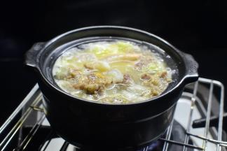 然后加入腌制好的肉丝和虾仁、加入所有的调料，再次烧开后撒入葱段即可