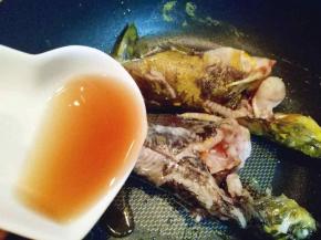 把洗干净的昂刺鱼放入平底锅中，煎至微黄，加入料酒小火煎至料酒干了为止，盛出备用。