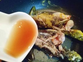 把洗干净的昂刺鱼放入平底锅中，煎至微黄，加入料酒小火煎至料酒干了为止，盛出备用。