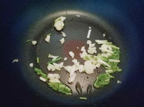 平底锅中加入食用油，加入葱姜蒜炒香。