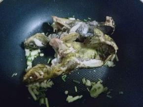 加入煎至过的昂刺鱼。