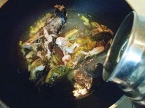 加入开水，(一定要加入开水哦，这样炖出来的鱼汤才会香浓。) 烧开后转中小火炖10分钟，