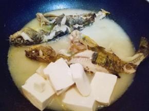 加入切好豆腐，大火煮开，5分钟即可。