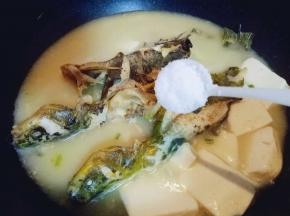 加入盐，可以关火。(根据个人口味加入盐，可以品尝一下味道再添加。)