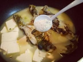 关火后加入一勺鸡粉提鲜。