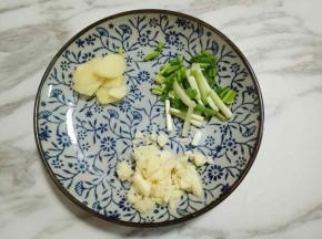 葱姜蒜去皮，洗干净后切碎。