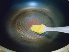 平底锅中刷上少许菜籽油。(也可以食用其它食用油，我家宝贝最近喜欢吃菜籽油)