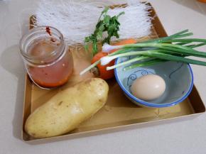 材料如图，小葱鸡蛋除外，蹭镜头的俩二货