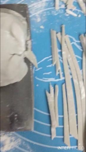 水煮到沸腾后马上把开水倒入红薯粉里面烫熟面团揉成团