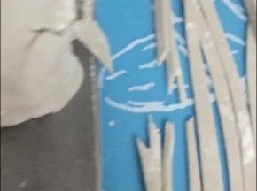 水煮到沸腾后马上把开水倒入红薯粉里面烫熟面团揉成团