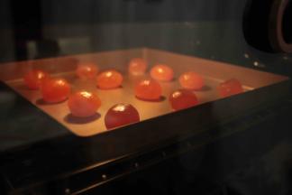 烤箱180度，将蛋黄放入方盘内，烘烤5分钟