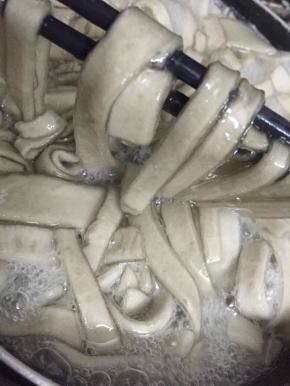 把所有面团切完条后，再煮一锅开水，然后把切好的红薯粉条放到开水里大火煮七八分钟左右