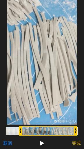 揉好的面团用擀面杖擀成一张薄饼，然后洒上粉再用刀切成条形