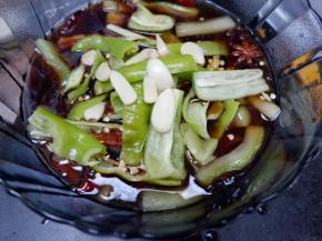 和切好的青椒蒜片儿一起放煮好凉透的酱汁里