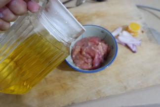 肉片用淀粉，生抽，盐，抓匀腌制，倒少许花生油封住肉汁，备用