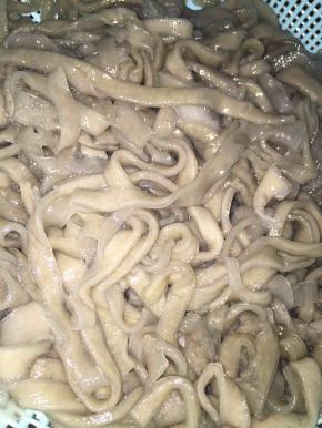 煮熟的红薯粉马上过冷河，用大量的冷水一直冲到凉后