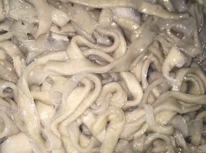 煮熟的红薯粉马上过冷河，用大量的冷水一直冲到凉后
