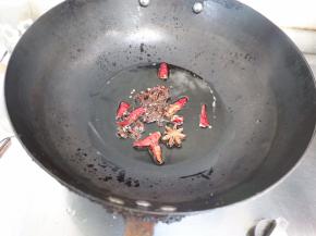 放干辣椒，花椒，八角，小火炒香，注意不要炒焦