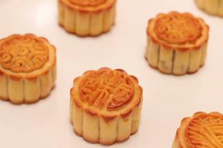 取出均匀地筛上蛋黄液，再次入炉烤10分钟左右