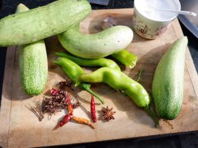 黄瓜选择上随意，我正好在老家，有自家种的