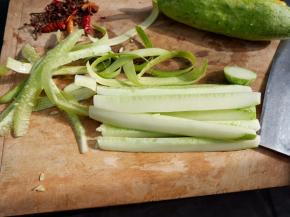 去皮，去籽，切段