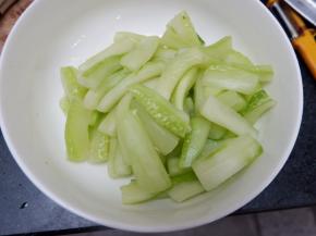 把青瓜尽可能的挤干水份