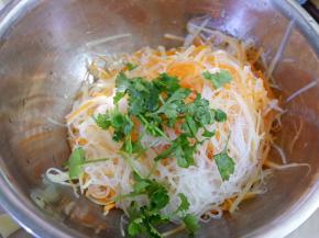 把主料沥水，扔香菜，倒碗汁儿，拌匀