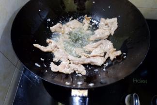 肉片变色后捞出