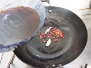 倒入提前用一碗酱油，一大勺糖，一大勺盐，适量水调好的酱汁