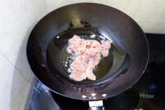 热锅凉油放入肉片