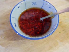 油烧热以后泼到蒜蓉上，加一勺糖，适量盐，一勺酱油，两勺醋，一勺红油调成碗汁儿。