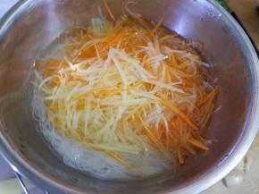 把焯熟的食材过凉水，或者过冰水