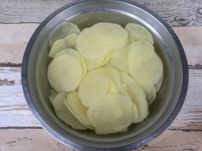 用清水冲洗四五遍，洗去淀粉质，最后放进清水中浸泡。