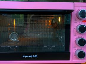 九阳粉嫩烤箱上下火预热180度。