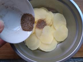 倒入少量油和椒盐。