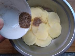 倒入少量油和椒盐。