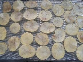 一片一片平铺在烤网上。九阳粉嫩烤箱的烤网非常适合烤薯片和各类果干。