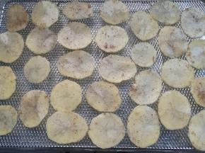 一片一片平铺在烤网上。九阳粉嫩烤箱的烤网非常适合烤薯片和各类果干。