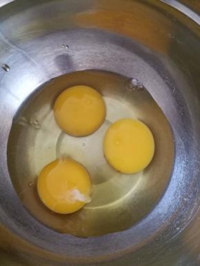 2.将三个鸡蛋打到干净无水无油的打蛋盆中，烤箱170度上下火预热着