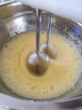 3.一次性加入所有砂糖，用电动打蛋器打发。