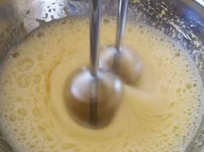 3.一次性加入所有砂糖，用电动打蛋器打发。