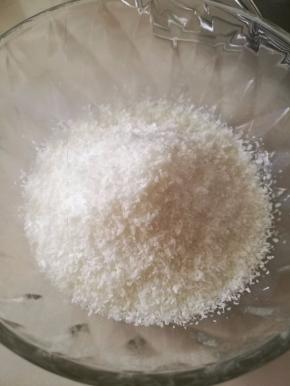 6.椰蓉和椰浆称重，倒入打好的鸡蛋内