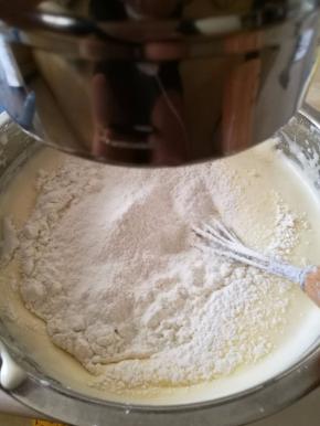 7.低筋面粉筛入鸡蛋内