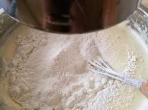 7.低筋面粉筛入鸡蛋内
