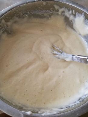 8.用手动蛋抽切拌均匀，不要划圈搅拌