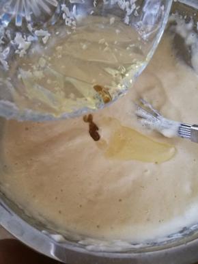 9.倒入玉米油，用硅胶刀快速轻柔的翻拌均匀