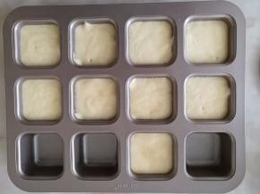 11拌好的面糊，倒入模具中，八分满